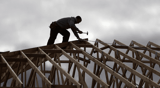 Charpentier sur toiture - construction bois