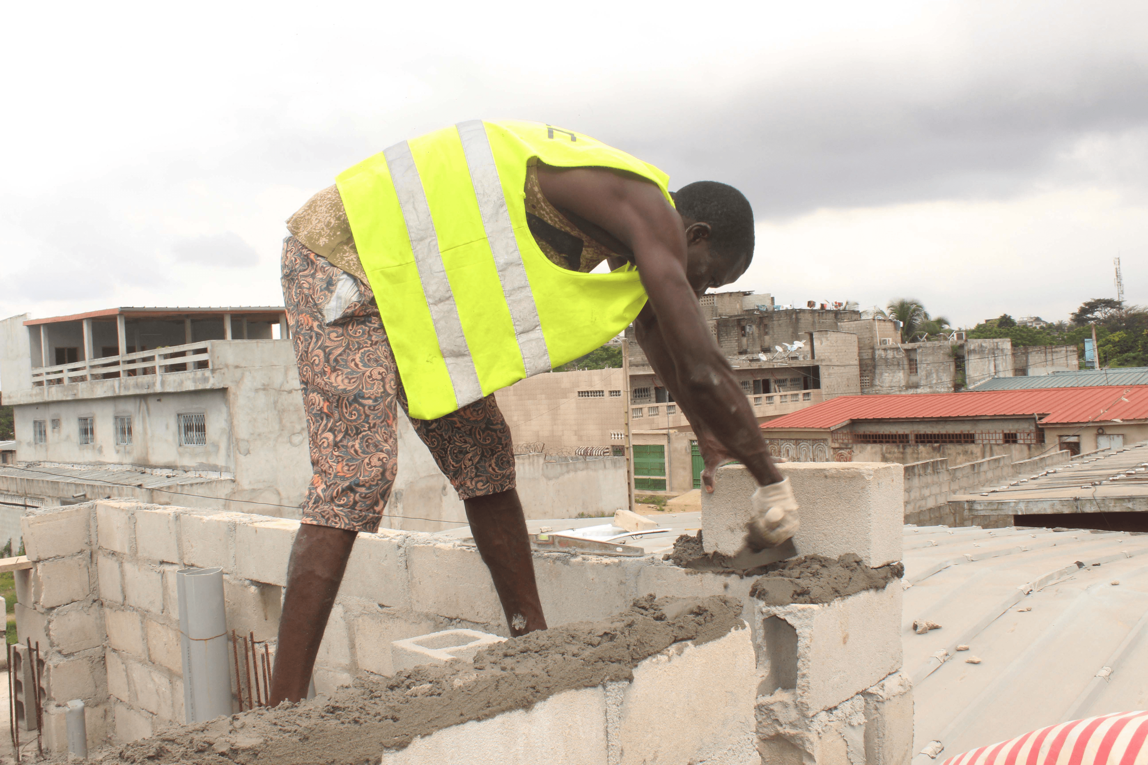 Maçon professionnel sur chantier en Afrique