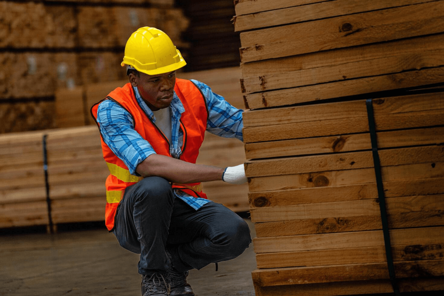 Menuisier inspectant du bois de qualité