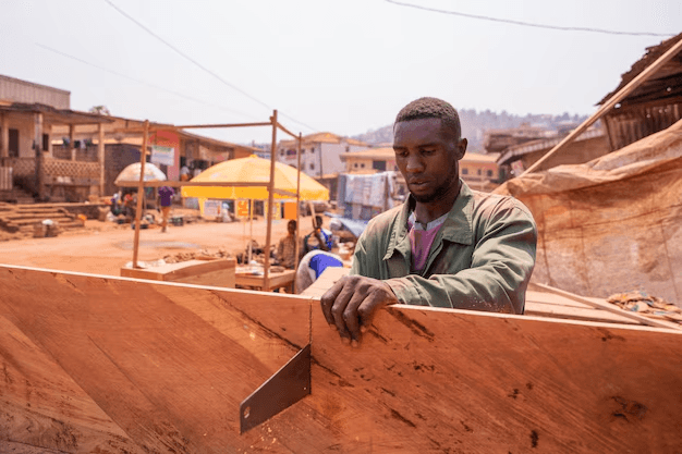 Menuisier dans son atelier local en Afrique