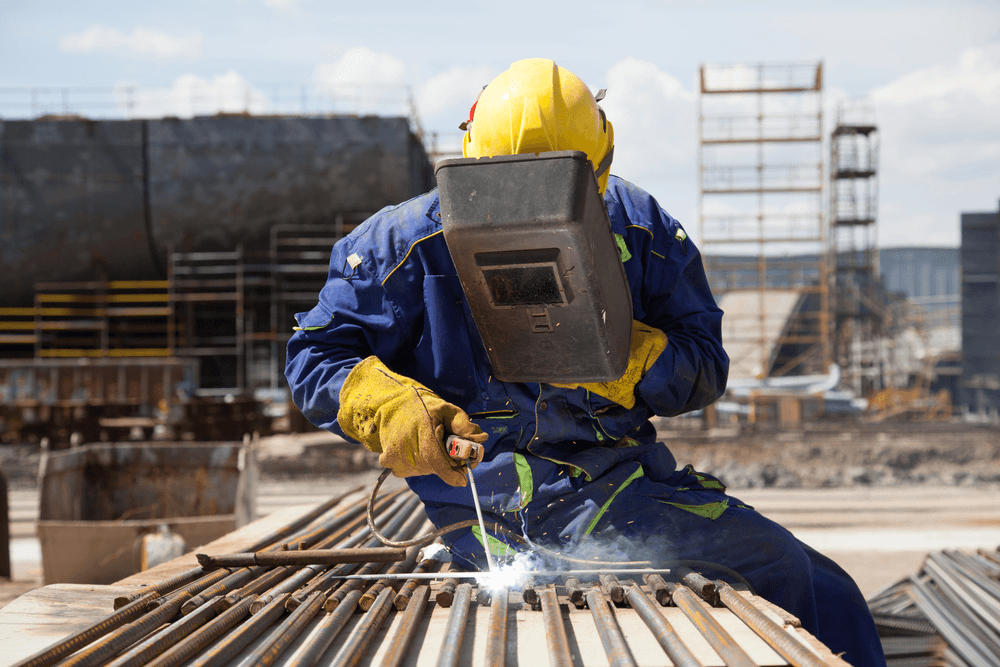 Soudeur professionnel sur chantier de construction